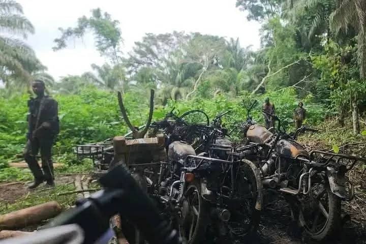 Ituri : plusieurs motos incendiées lors d’une attaque attribuée aux ADF sur l’axe Makumo–Mahu